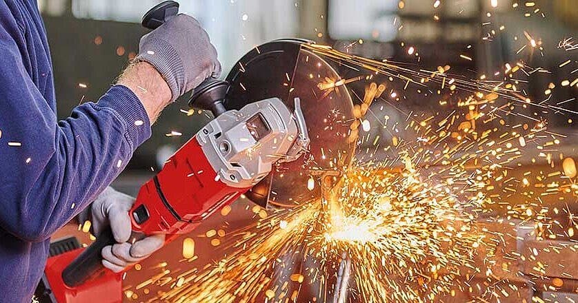 Disco abrasivo cortando metal con proyección de chispas