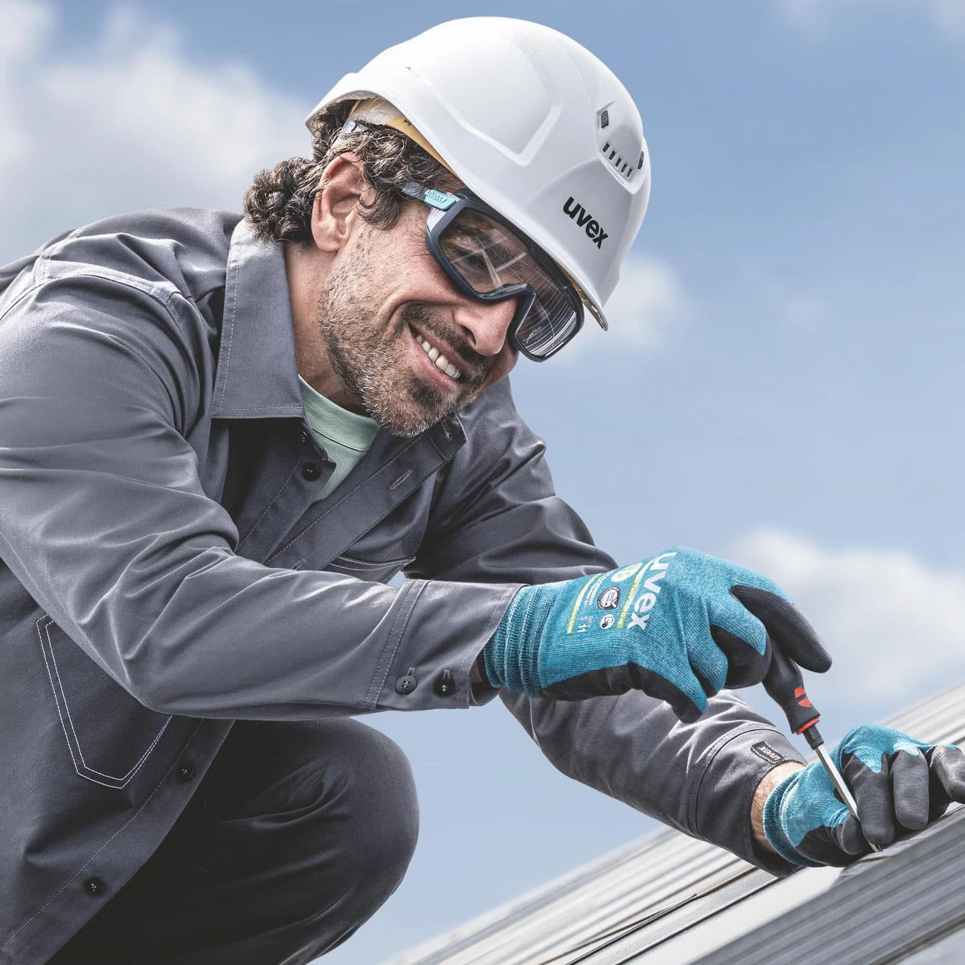 Trabajador usando casco, lentes y guantes de seguridad industrial